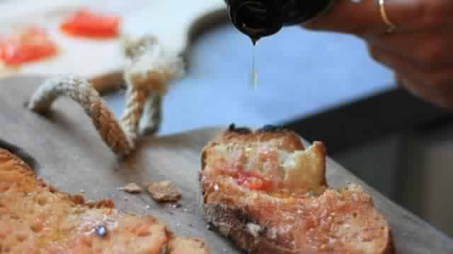 تعرفي على فوائد الخبز وزيت الزيتون