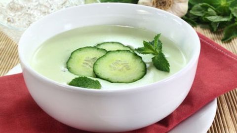 شوربة خيار باردة للتخفيف من عطش الصيف