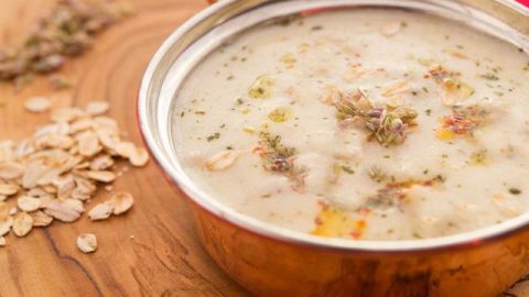 جهزي شوربة الشوفان على مائدة الإفطار