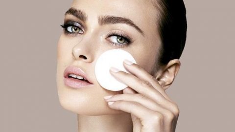 تعرفي على الطريقة الأنسب لإزالة المكياج