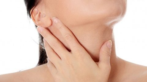 علاجات طبيعية للحد من التجاعيد التي تظهر على الرقبة