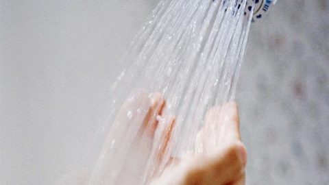 أخطاء أثناء الاستحمام تسبب التجاعيد..هل تعرفينها؟