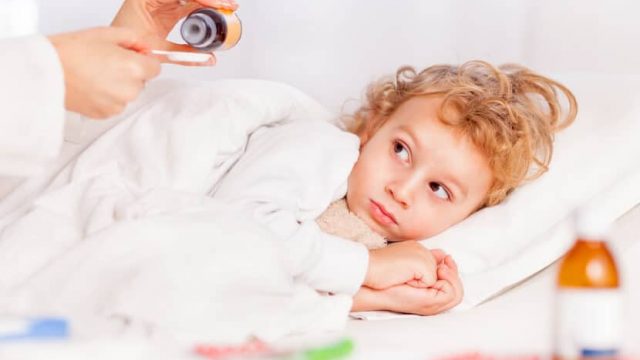 أخطاء ترتكبها الأمهات عند خفض حرارة الطفل