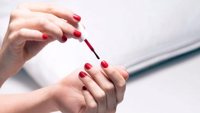 أسرع الطرق لتجفيف طلاء الأظافر