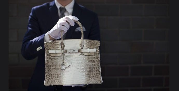 اكتشفي حقيبة Hermes Himalaya Birkin الأكثر إثارة للجدل