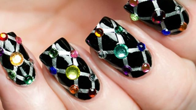 الأحجار الكريمة أحدث صيحات تزيين الأظافر