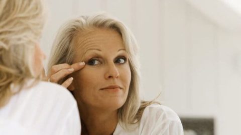 كيف أختار طريقة العناية ببشرتي حسب سني؟