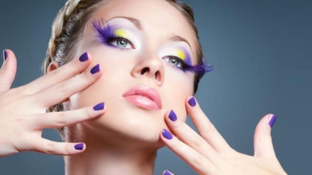 تألقي بصيحة الماسكارا الملونة لهذا الموسم