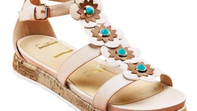 تشكيلة متنوعة من الأحذية وحقائب اليد الأنيقة تقدمها Shoe Mart لهذا الموسم