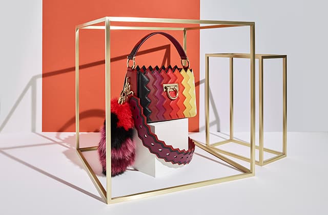 حقائب ملونة