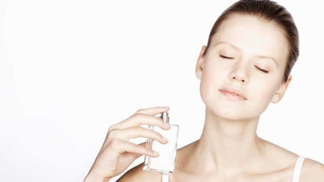 حيلة فعالة لتطبيق العطر بشكل صحيح ليدوم طويلا