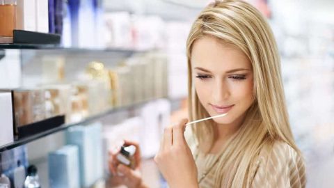 خطوات اختيار العطر المناسب لكِ