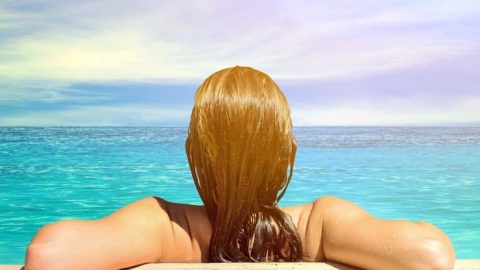 خطوات مهمة لحماية شعرك من مياه البحر والمسبح