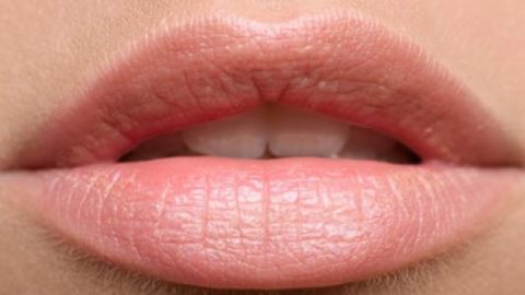 طرق طبيعية سهلة للتخلص من السواد حول الفم