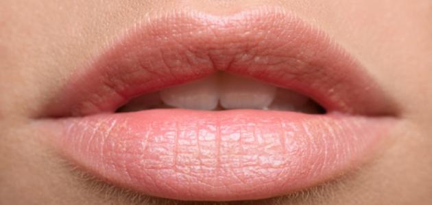 طرق طبيعية سهلة للتخلص من السواد حول الفم