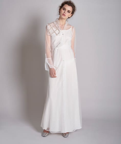 فستان أبيض بأكمام شفافة