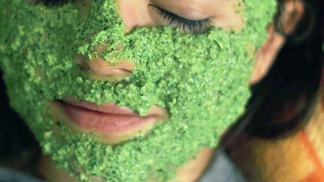 قناع البقدونس والعسل لبشرة خالية من الرؤوس السوداء