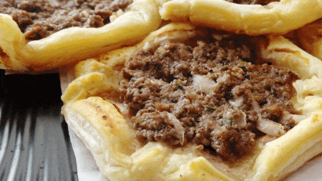 جهزي الصفيحة بعجينة البف بايستري