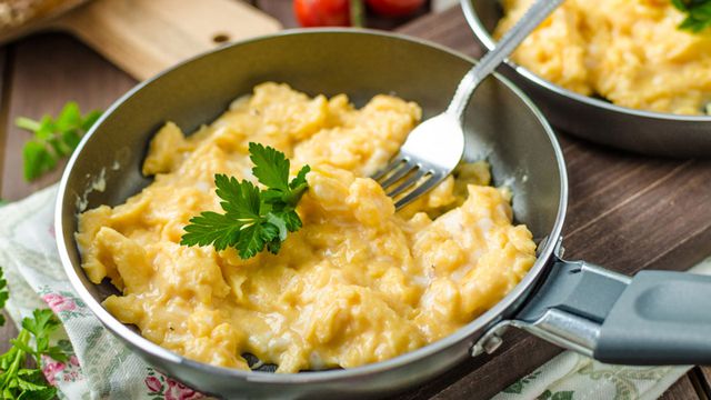 أعدي البيض بالجبن السائل في فطور الصباح