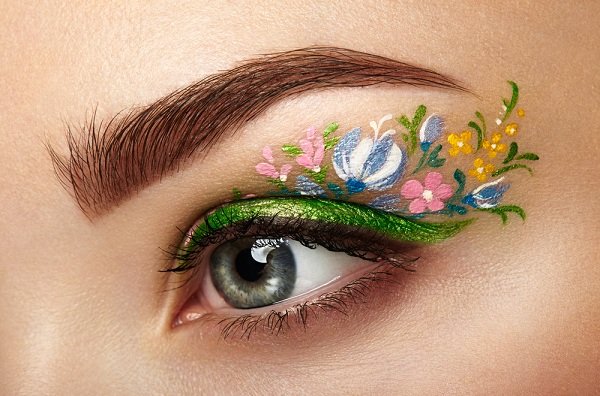 بالفيديو: أيلاينر بنقشات الورد لصيف 2017