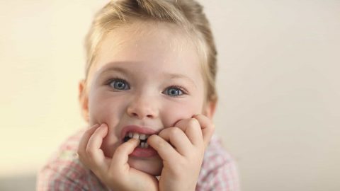 كيف تخلصين ابنك من عادة قضم الأظافر؟