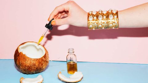 جربي اللبن وزيت جوز الهند لتنظيف البشرة الدهنية