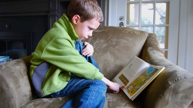 هذه الطرق ستشجع ابنك على القراءة