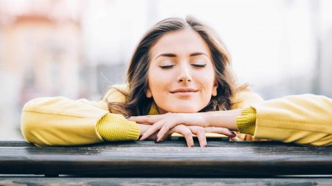 لا تبحثي عن السعادة بل اجعليها تبحث عنك