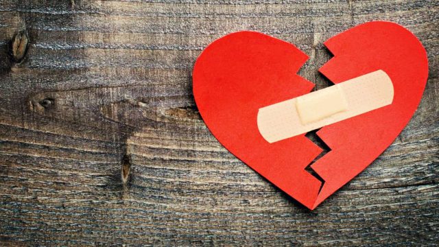 الصدمات العاطفية تكسر قلوبنا حرفيا