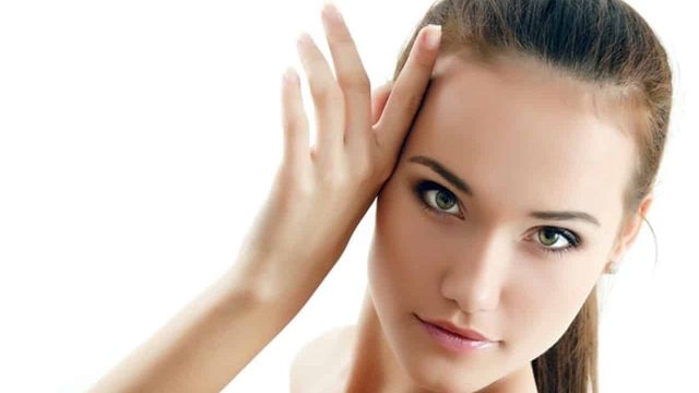 اكتشفي أسرع 4 وصفات طبيعية لتبييض الوجه