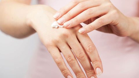 أفضل الوصفات الطبيعية لتفتيح اليدين