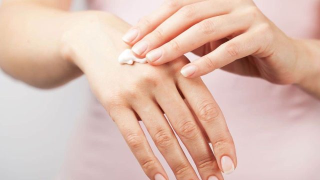 أفضل الوصفات الطبيعية لتفتيح اليدين