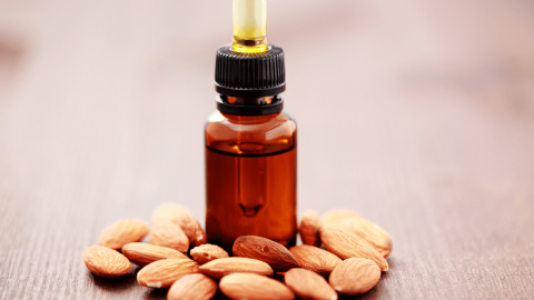 تعرفي على فوائد زيت اللوز للبشرة والشعر