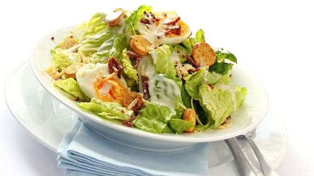 خطوات تجهيز سلطة بالبيض المسلوق