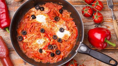 مكونات بسيطة لتجهيز الشكشوكة بالزيتون