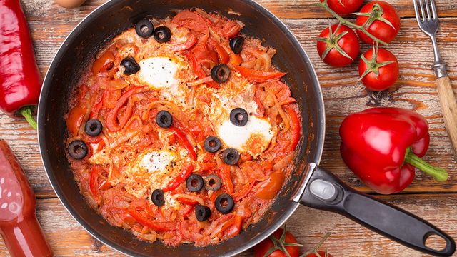مكونات بسيطة لتجهيز الشكشوكة بالزيتون