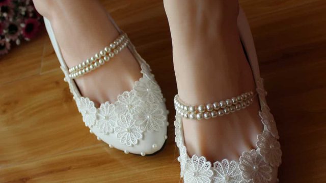 أحذية مزينة باللآلئ لموسم صيف 2017