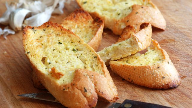 خبز بالثوم والأوريغانو لفطور الصباح