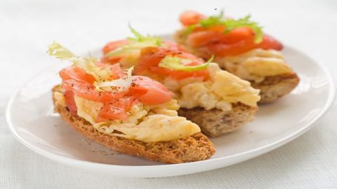 طريقة مبتكرة لتقديم السلمون المدخن