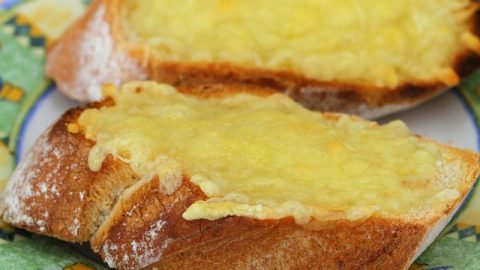 كيفية تجهيز خبز الثوم والجبن