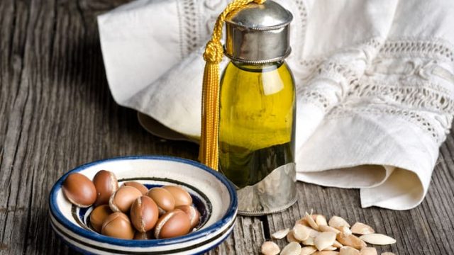 استخدمات زيت الأرغان للحفاظ على جمال بشرتك