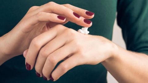 وصفات طبيعية للتمتع بيدين ناعمتين