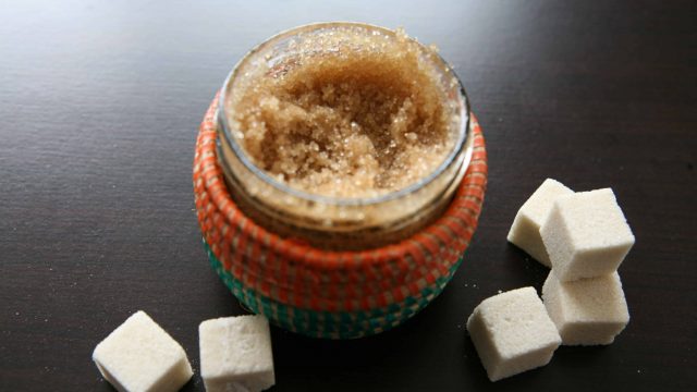 5 علاجات طبيعية بالسكر لأكثر مشاكل الجلد شيوعًا