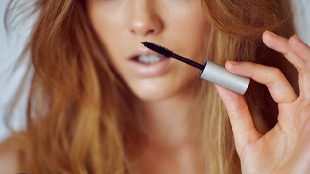 كيف تحضرين ماسكارا طبيعية تغنيك عن المنتجات الصناعية؟