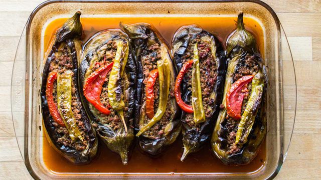 خطوات تجهيز الباذنجان المحشي في الفرن