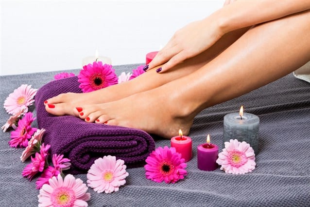 وصفات طبيعية لتفتيح اليدين والقدمين