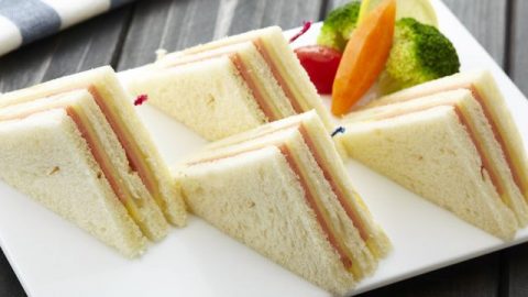 دقيقة واحدة لتجهيز توست لذيذ بالسلامي والجبن