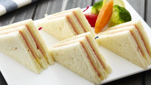 دقيقة واحدة لتجهيز توست لذيذ بالسلامي والجبن