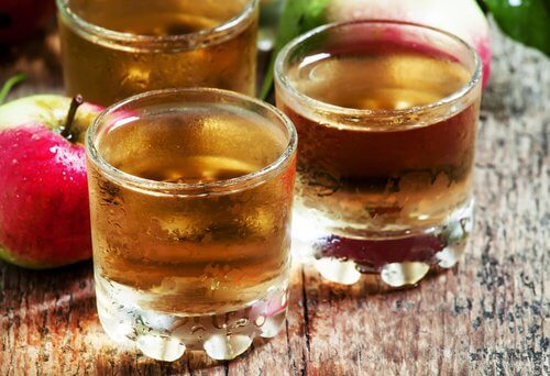 eau-et-vinaigre-de-pomme-500x342