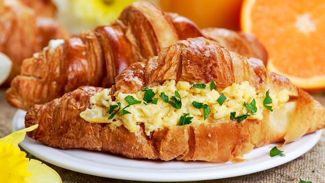 دقائق قليلة لتجهيز الكرواسون بالبيض المخفوق